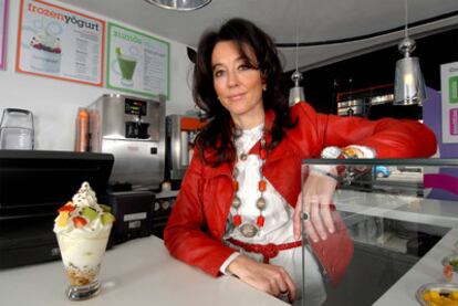 Ana Picó, responsable de Ö! My Good, con uno de los yogures que comercializa.