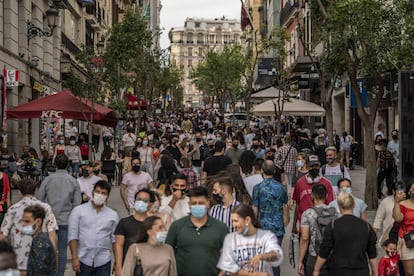 Decenas de personas caminan por la calle Montera de Madrid, este sábado.
