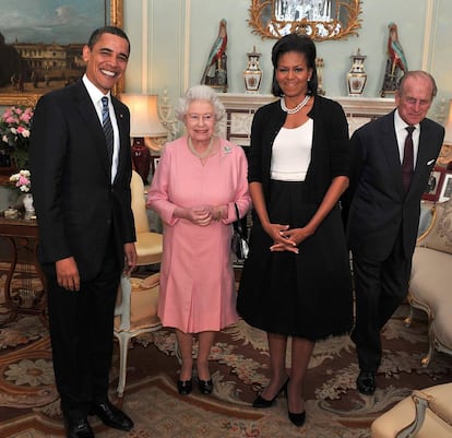 El matrimonio Obama, con Isabel II y Felipe de Edimburgo en el palacio de Buckingham en abril de 2009.