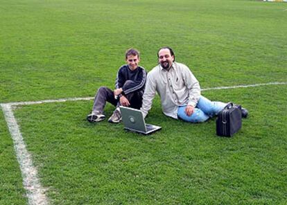 Héctor Prats y Paco Lifante en el campo del Alcoyano.