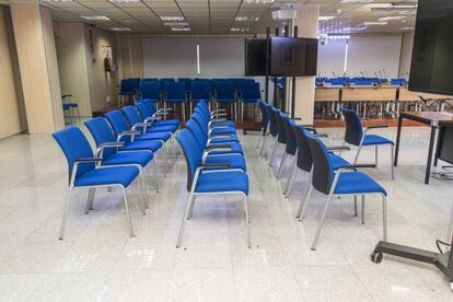 GRA075. PALMA DE MALLORCA, 07/01/2016.- Interior de la sala de la sede de la Escuela Balear de la Administración Pública de Palma (EBAP) donde a partir del próximo 11 de enero tendrá lugar el juicio del caso Noo sque sentará en el banquillo de los acusados a un miembro de la familia real, la infanta Cristina, junto a su marido, Iñaki Urdangarin, y otros 16 acusados. La expectación generada por el juicio ha obligado a adecuar un edificio que ya había albergado antes otra vista oral de especial complejidad por el elevado número de encausados, el caso Kabul de narcotráfico que juzgó la Audiencia de Palma en 2013. EFE/Cati Cladera ***POOL***