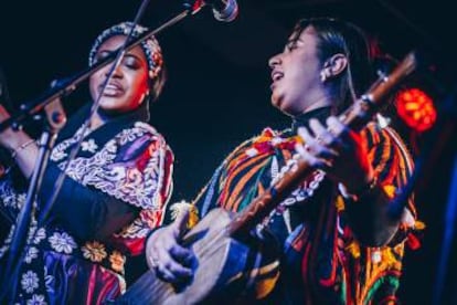 Asmâa Hamzaoui (derecha) y su hermana Aicha, el martes en el concierto de Sevilla del ciclo Son Estrella Galicia.