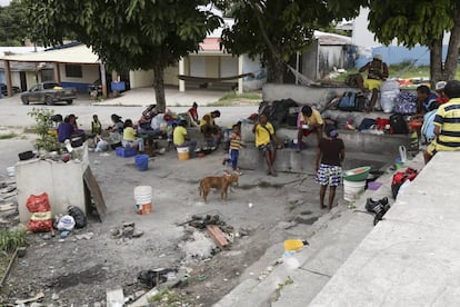 Un grupo de indígenas venezolanos en las calles del municipio de Pacaraima, en el Estado de Roraima (Brasil).