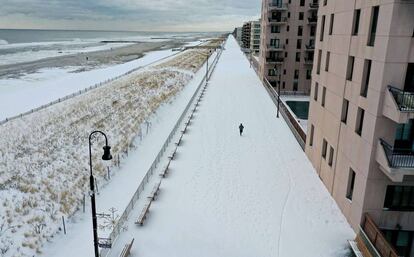 La tormenta invernal que se mueve sobre Nueva York, Pensilvania y otros Estados del noreste del país dejó a millones de personas ante casi medio metro de nieve una semana antes de Navidad. En la imagen, un hombre corre en Long Beach, Nueva York.