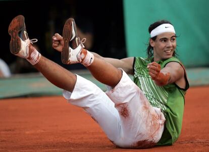 Nadal celebra su victoria sobre Federer en unas semifinales del torneo de Roland Garros. El español venció por 6- 3, 4- 6, 6- 4 y 6- 3, en dos horas y 47 minutos de juego.