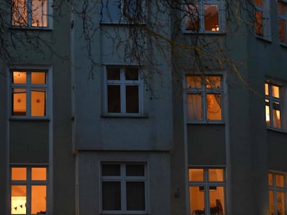 Una foto tomada el 22 de marzo de 2020 muestra la fachada de un edificio con pisos iluminados en Dortmund, Alemania.