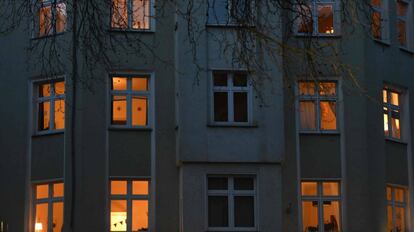Una foto tomada el 22 de marzo de 2020 muestra la fachada de un edificio con pisos iluminados en Dortmund, Alemania.
