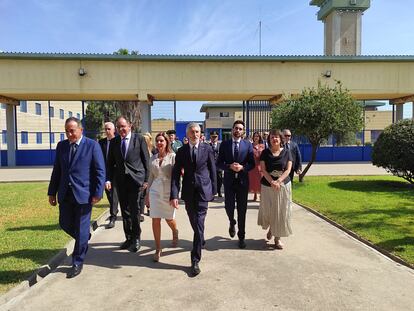 El ministro Fernando Grande-Marlaska, en el centro de la imagen, junto a otros altos cargos de Interior, en su visita al Centro Penitenciario de Alcolea (Córdoba), el pasado viernes.