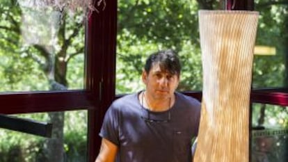 El diseñador Arturo Álvarez en su estudio de Vedra (A Coruña).