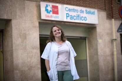 Cristina Carvajal, enfermera de una residencia de ancianos y en un centro de salud, en la puerta de este último.