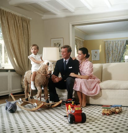 Enrique de Luxemburgo y su esposa, María Teresa, con su hijo Guillermo en el día del segundo cumpleaños del pequeño, el 11 de noviembre de 1983 en su castillo de Luxemburgo.