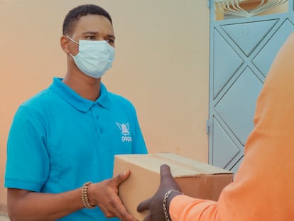 Un empleado de la empresa senegalesa de reparto a domicilio Paps entrega un paquete.