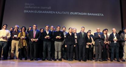 Autoridades y premiados en el acto de entrega de los certificados Bikain.