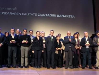 Autoridades y premiados en el acto de entrega de los certificados Bikain.