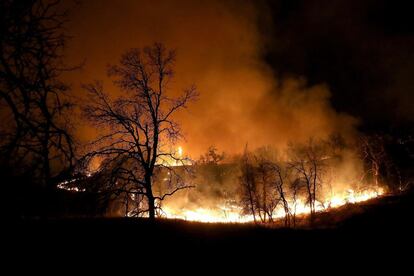 Unas 38.000 personas han sido evacuadas por el fuego que azota el norte de California .