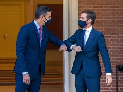 Pedro Sánchez y Pablo Casado se saludan este miércoles antes de comenzar la reunión en La Moncloa.