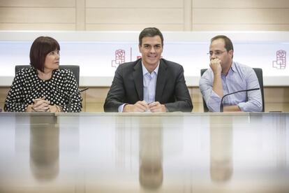 La presidenta, el secretario general y el secretario de Organización del PSOE, Micaela Navarro, Pedro Sánchez y César Luena, respectivamente, durante la reunión de la Ejecutiva del partido, este lunes en Ferraz. Sánchez, ha anunciado este lunes ante sus compañeros de la dirección su intención de convocar ya el 39 Congreso del partido, celebrando unas primarias en octubre.