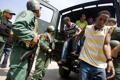 Miembros de la Guardia Nacional venezolana trasladan a presos desde El Rodeo II.