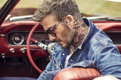 Aunque es más de motos, aquí, Beckham en un coche luciendo uno de los modelos de su primera colección junto a Safilo.