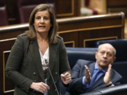 La ministra de Empleo, Fátima Báñez, es apludida por el ministro de Educación, Cultura y Deporte, José Ignacio Wert.