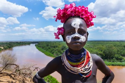 Un niño de la etnia karo junto al río Oma, en Etiopía.