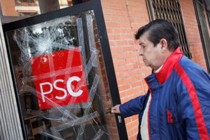 Destrozos y pintadas en una sede del PSC en Barcelona.