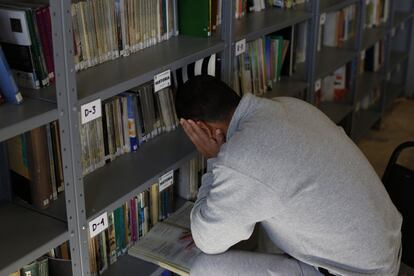 Un interno en la biblioteca de la prisión del estado en Ciudad Juárez.