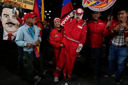 Trabajadores petroleros sostienen una figura de cartón de Nicolás Maduro en una marcha el 29 de enero 2026.