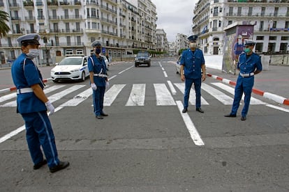 Policía argelina desplegada en Argel, este domingo.