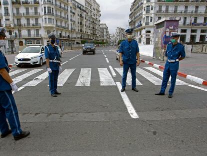 Policía argelina desplegada en Argel, este domingo.