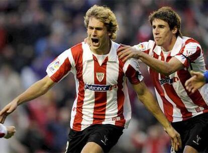 Fernando Llorente y Javi Martínez festejan un gol del Athletic.