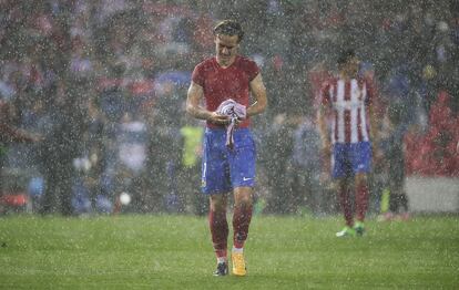 Griezmann sale del campo una vez finalizado el partido.