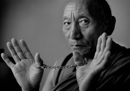 Palden Gyatso (1932) es el nombre que este monje eligió cuando decidió dedicarse a la vida religiosa. Significa 'Gloria del océano'. Y el océano ha cruzado Palden Gyatso varias veces para relatar los horrores vividos durante su larga reclusión. Logró la libertad en 1992, tres décadas después de su detención en 1959. Entonces tenía 27 años, llevaba desde los 10 en un monasterio budista, y acababa de participar, junto a otros monjes, en una manifestación en defensa del Dalai Lama, días antes de la invasión china del Tíbet. Pasó por las cárceles de Sangyip y Drapchi. Reclusión en aislamiento extremo y con grilletes dentados, palizas, quemaduras, descargas de alto voltaje con porras eléctricas y violaciones con tales instrumentos... Son sólo algunas de las torturas a las que fue sometido. Aparecen en un informe redactado tras un examen médico forense que le hicieron en EE UU en 2002. El monje describió su vida perdida en el libro 'Fuego bajo la nieve. Memorias de un prisionero tibetano', redactado por el escritor Tsering Shakya.