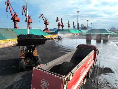 Transporte de carbón para generar electricidad en la provincia de Jiangsu, en China.