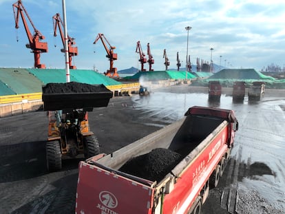 Transporte de carbón para generar electricidad en la provincia de Jiangsu, en China.