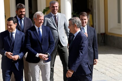 Alberto Núñez Feijóo, presidente del Partido Popular, junto a Alfonso Rueda en la Cumbre de Presidentes del PP en el palacete de los Duques de Pastrana, el 6 de septiembre.