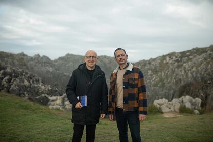 Óscar Lópex (izquierda) y el escritor Javier Rovira, en Página 2