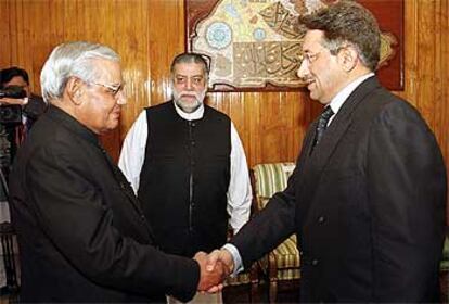 El presidente paquistaní Musharraf (derecha) estrecha la mano del primer ministro indio, Vajpayee, en Islamabad.