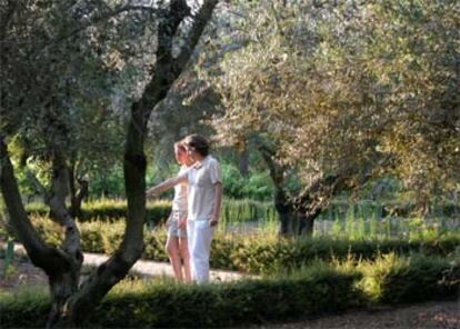 Paseantes en el Botánico de Córdoba, donde se celebra la exposición sobre los jardines andalusíes.