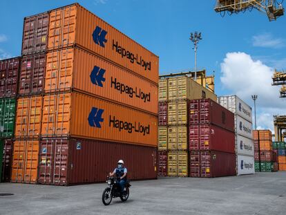 Un trabajador en el puerto de Buenaventura (Colombia), en 2022.