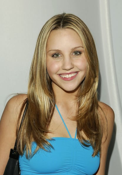 Amanda Bynes. A la californiana también le llegó la fama demasiado pronto. Empezó a trabajar con siete años y tuvo su propio programa en Nickelodeon entre 1999 y 2002, ‘El show de Amanda’; a principios de los 2000 apareció en películas como ‘Un sueño para ella’ (2003) o ‘Hairspray’ (2007), pero en el año 2010 anunció que se retiraba de la actuación en su cuenta de X (antes Twitter): “Ya no me encanta actuar, así que lo he dejado”, escribía, “ser actriz no es tan divertido como parece”. En 2003, con 17 años, contó en la revista ‘Variety’ que quería separase legalmente de sus padres, pero terminó tutelada por ellos hasta 2022. En una entrevista con ‘Paper’, la propia Bynes contó que comenzó a consumir drogas y anfetaminas con 16 años. Fue diagnosticada con desorden bipolar y ha sido arrestada varias veces. En los últimos años ha tratado de encauzar su vida en varios intentos alejada de la acutación, de momento sin éxito: en 2019 se graduó en moda en Los Ángeles y el pasado diciembre anunció su podcast, del que solo llegó a emitir un capítulo. En las últimas semanas su nombre ha vuelto a estar de actualidad por su ausencia en la serie documental ‘Quiet on Set: The Dark Side of Kids TV’ (Prime Video) en la que se relata el ambiente tóxico tras las cámaras de los programas infantiles de Nickelodeon.