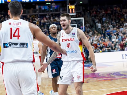 Juancho Hernangómez celebra con su hermano Willy una canasta durante la final del Eurobasket ante Francia.