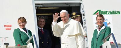 El Papa s'acomiada a l'aeroport de Fiumicino, a Roma, abans de partir per a l'Havana en un avió d'Alitalia.