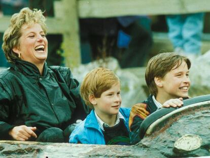La princesa Diana con sus hijos, Enrique y Guillermo, durante una visita a un parque de atracciones.