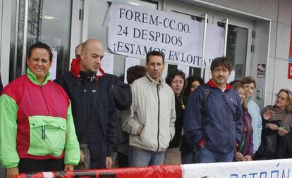 Trabajadores de Forem manifestándose ante la sede de Santiago.