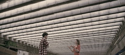 Le journaliste Carles Tamayo, avec l'ingénieur Nuria Oliver dans le documentaire.