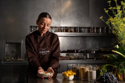 La chef Martina Puigvert recoge los sabores volcánicos de La Garrotxa y de la huerta familiar en las cocinas de Les Cols de Olot (Girona). Es una de las colaboradoras de 'El gran viaje a través del paladar' de Icárion.