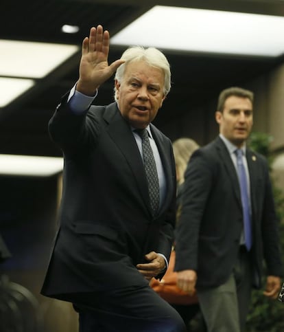 El expresidente del Gobierno, Felipe González, saluda a los fotógrafos y medios de comunicación en el madrileño Hotel Villamagna.