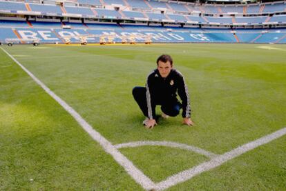 Paul Burgess, en el estadio Santiago Bernabéu, donde es el jefe de los jardineros.