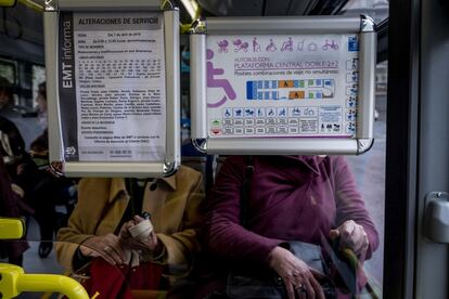 Si tienes dudas, lee el cartel. Dentro de cada vehículo hay, en la parte central, un espacio preparado para personas en sillas de rueda, carritos de bebé o bicicletas plegables. Es importante utilizarlo bien.